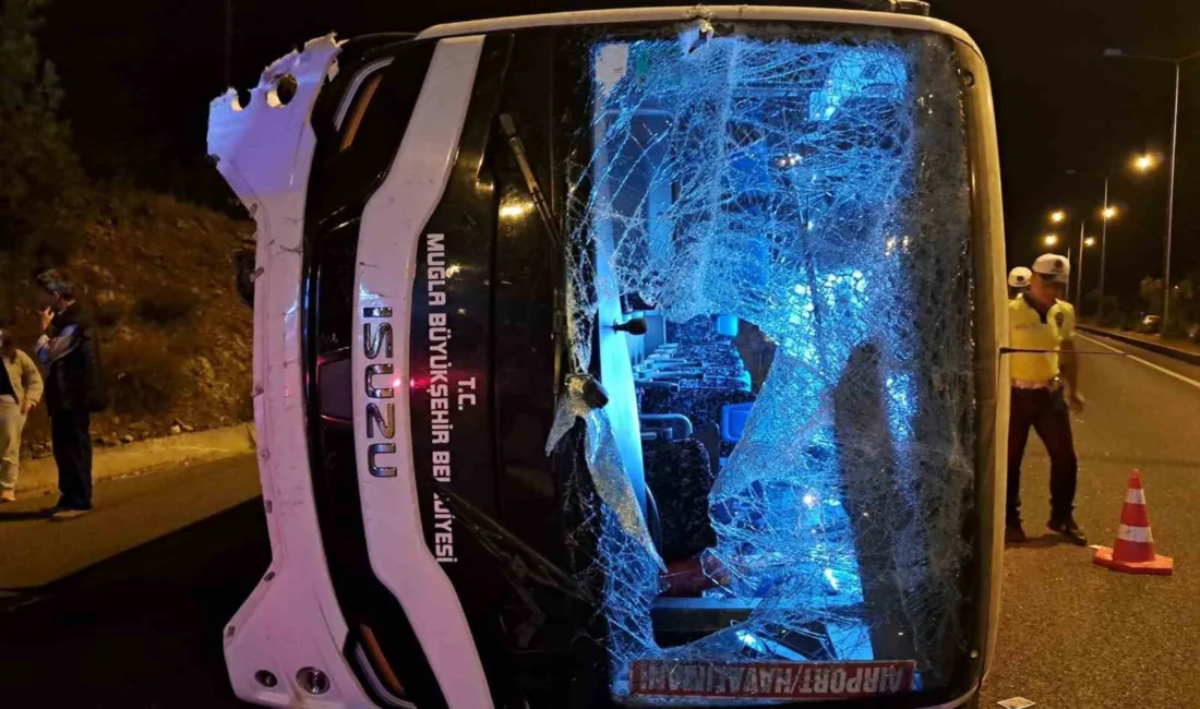 Muğla’nın Menteşe ilçesinde havalimanı yolcu taşımacılığı yapan otobüs kaza yaptı.