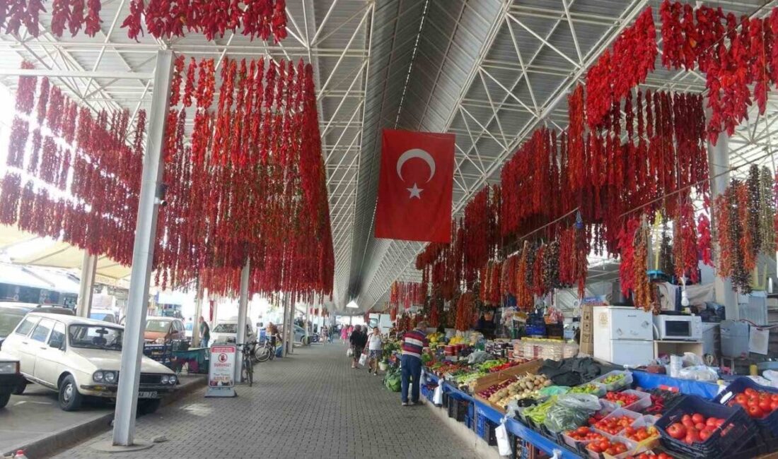 Muğla’nın Menteşe ilçesinde manavlar tarafından geleneksel yöntemlerle askıda kurutulan kışlık