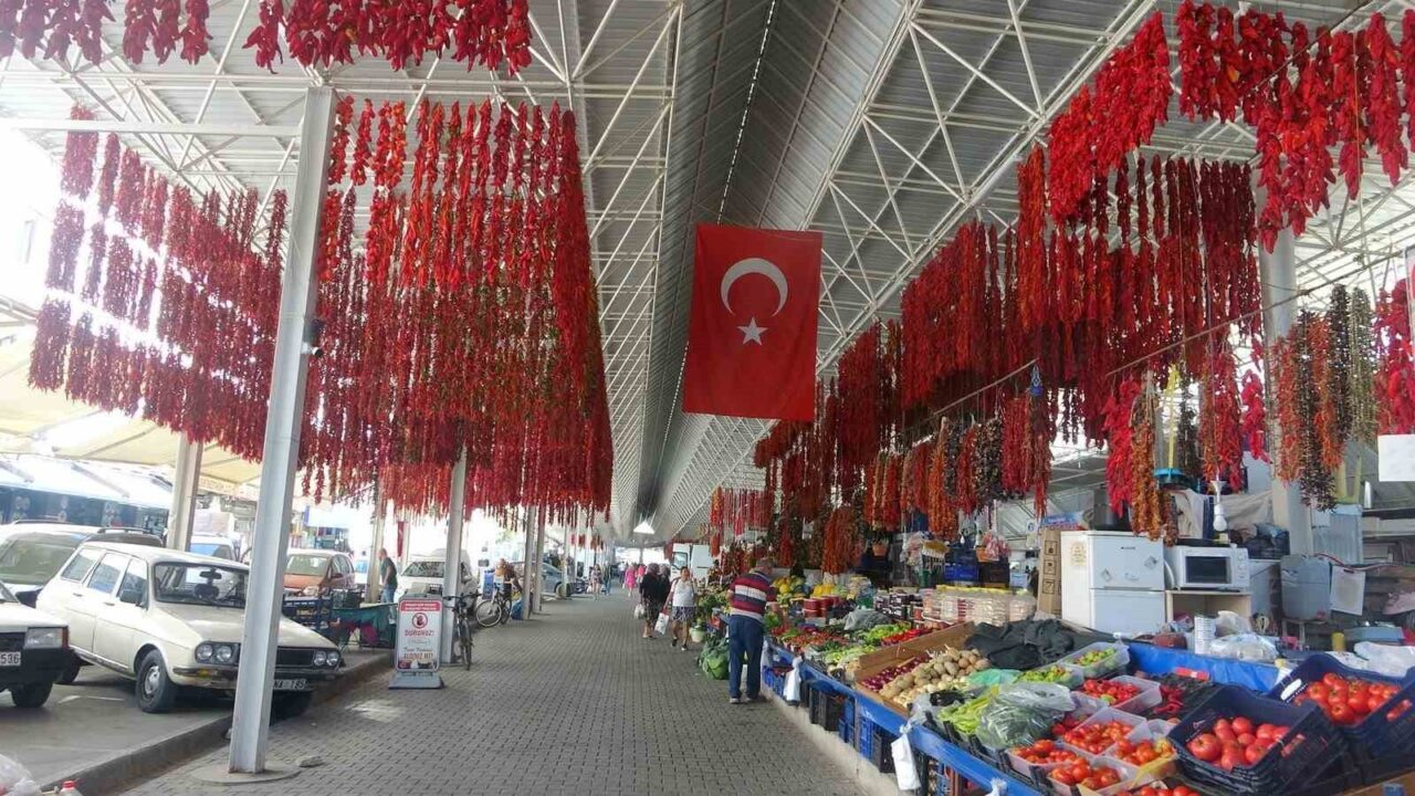 Muğla’nın Menteşe ilçesinde manavlar tarafından geleneksel yöntemlerle askıda kurutulan kışlık