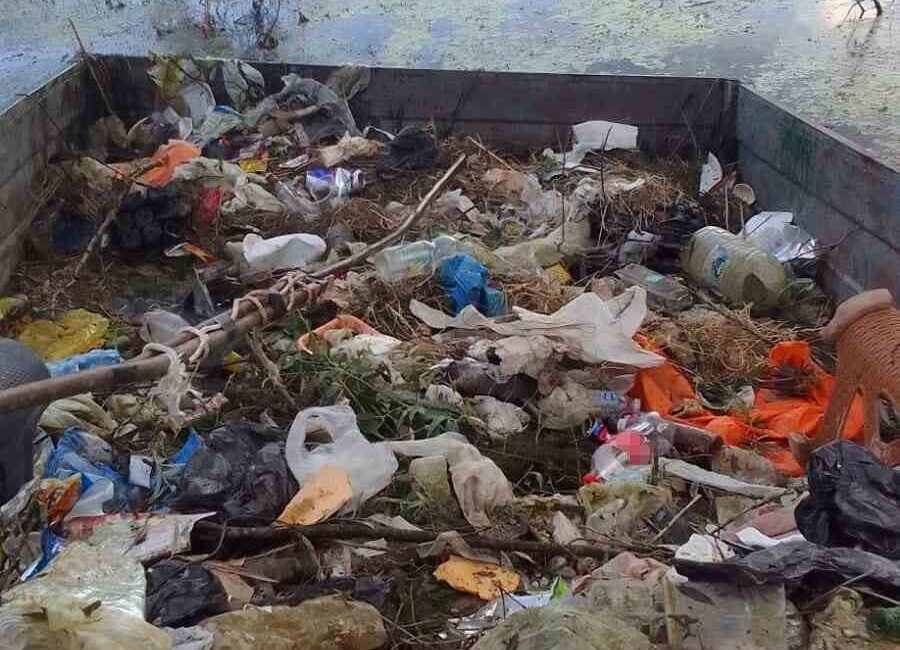 Bolu’nun Göynük ilçesindeki Çubuk Gölü, yapılan temizlik çalışmasıyla bir römork