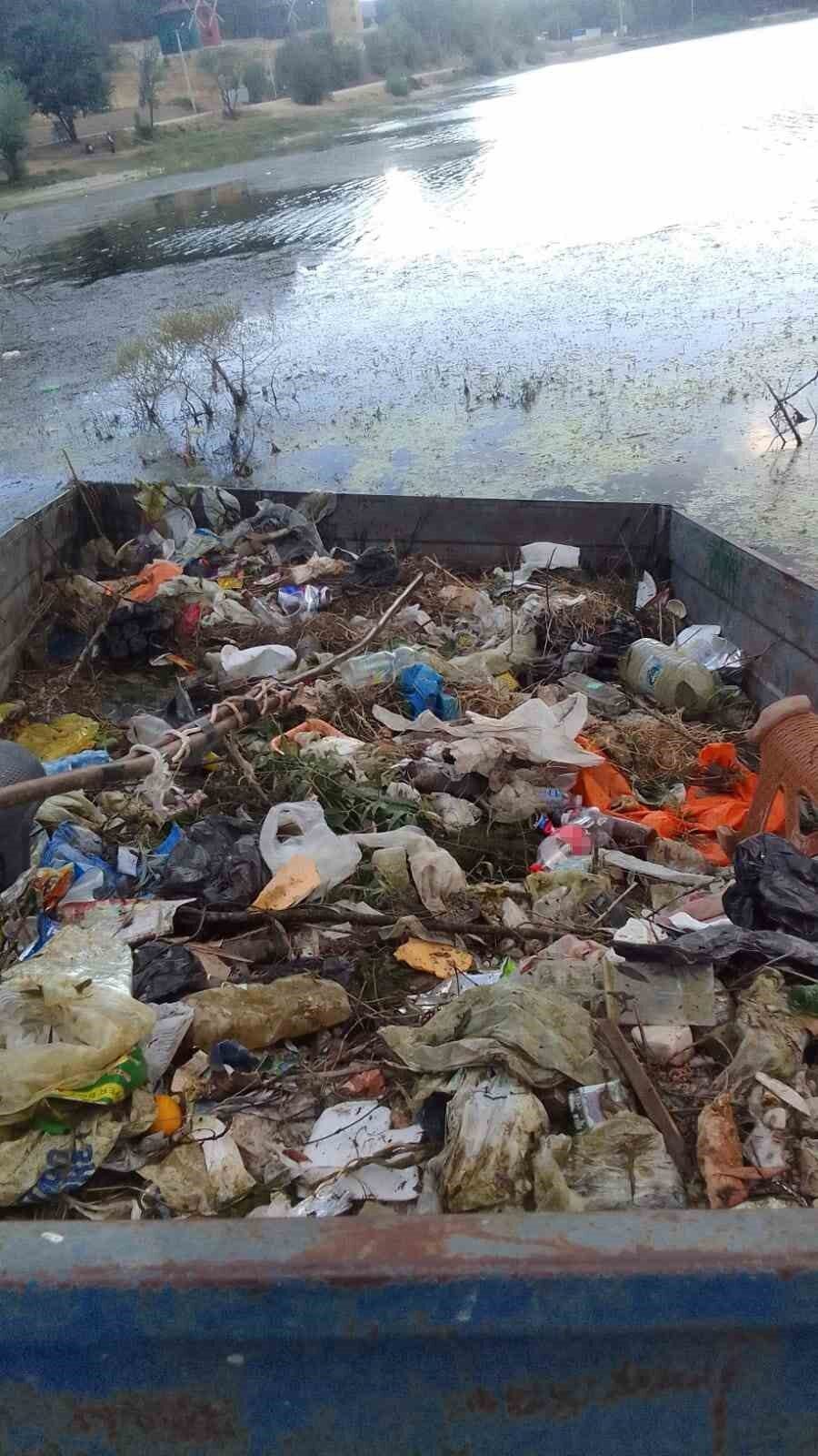 Bolu’nun Göynük ilçesindeki Çubuk Gölü, yapılan temizlik çalışmasıyla bir römork