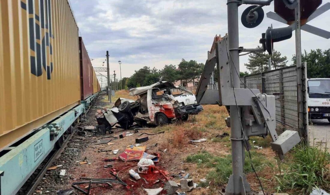 Tekirdağ’ın Muratlı ilçesinde hemzemin geçitte trenin hafif ticari araca çarptığı