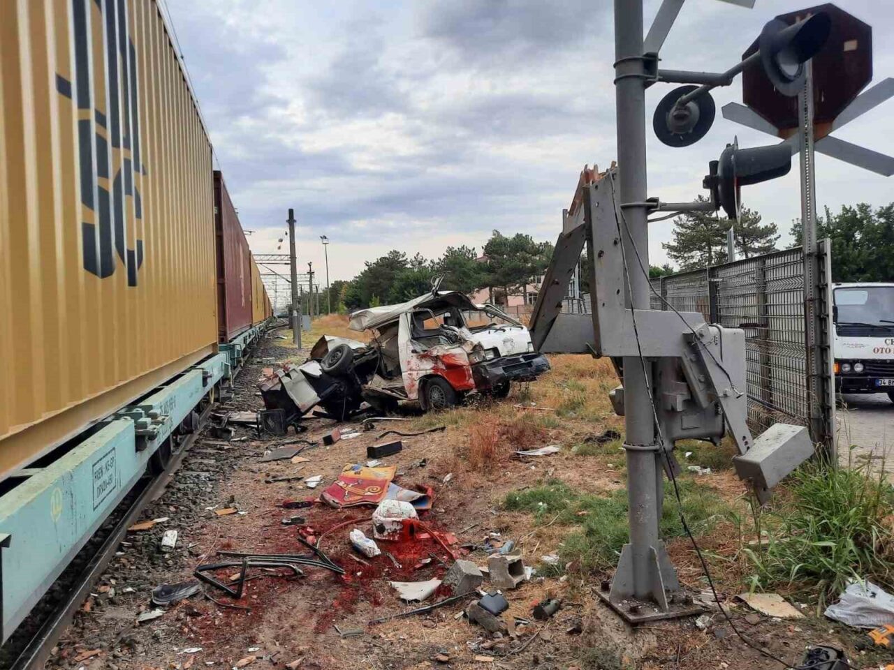 Tekirdağ’ın Muratlı ilçesinde hemzemin geçitte trenin hafif ticari araca çarptığı