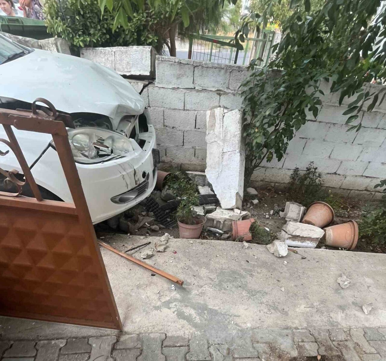 Tekirdağ’ın Muratlı ilçesinde meydana gelen kazada bir otomobil, kontrolden çıkarak