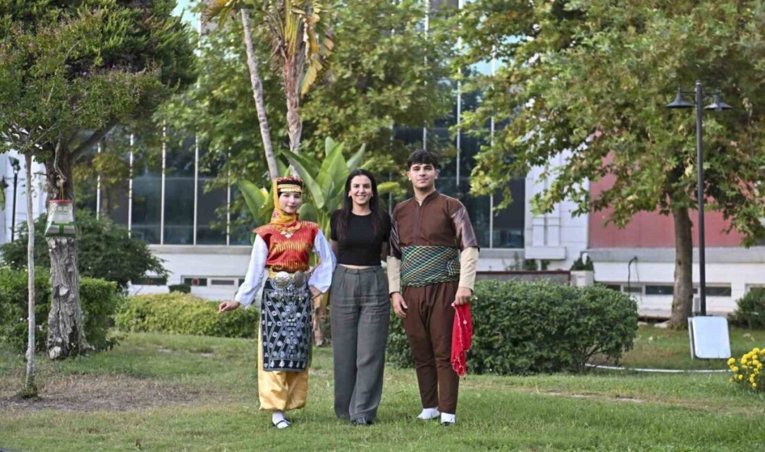 Muratpaşa Belediyesi Halk Dansları Topluluğu’nda eğitim alan Aslı Arslan Ege