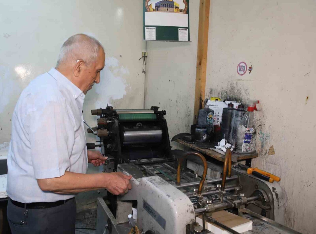 Gaziantep’te kendisinden büyük asırlık makinelerle mesleğini sürdüren 80 yaşındaki Enver