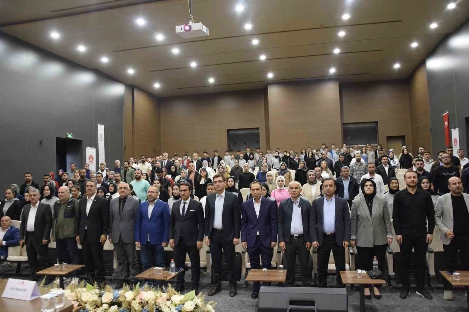 Muş’ta düzenlenen “Aile Bağlarını Güçlendiren Değerler” seminerinde; sevgi, saygı, empati