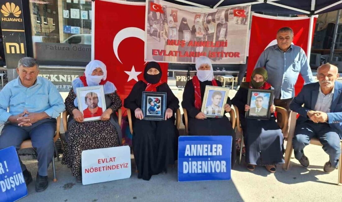 Muş’ta çocukları terör örgütü PKK tarafından dağa kaçırılan ailelerin eylemi