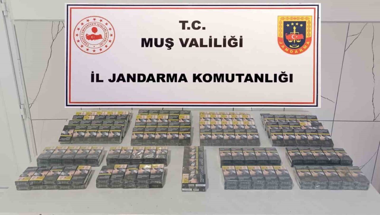 Muş’ta durdurulan kamyonette 270 paket gümrük kaçağı sigara ele geçirildi.