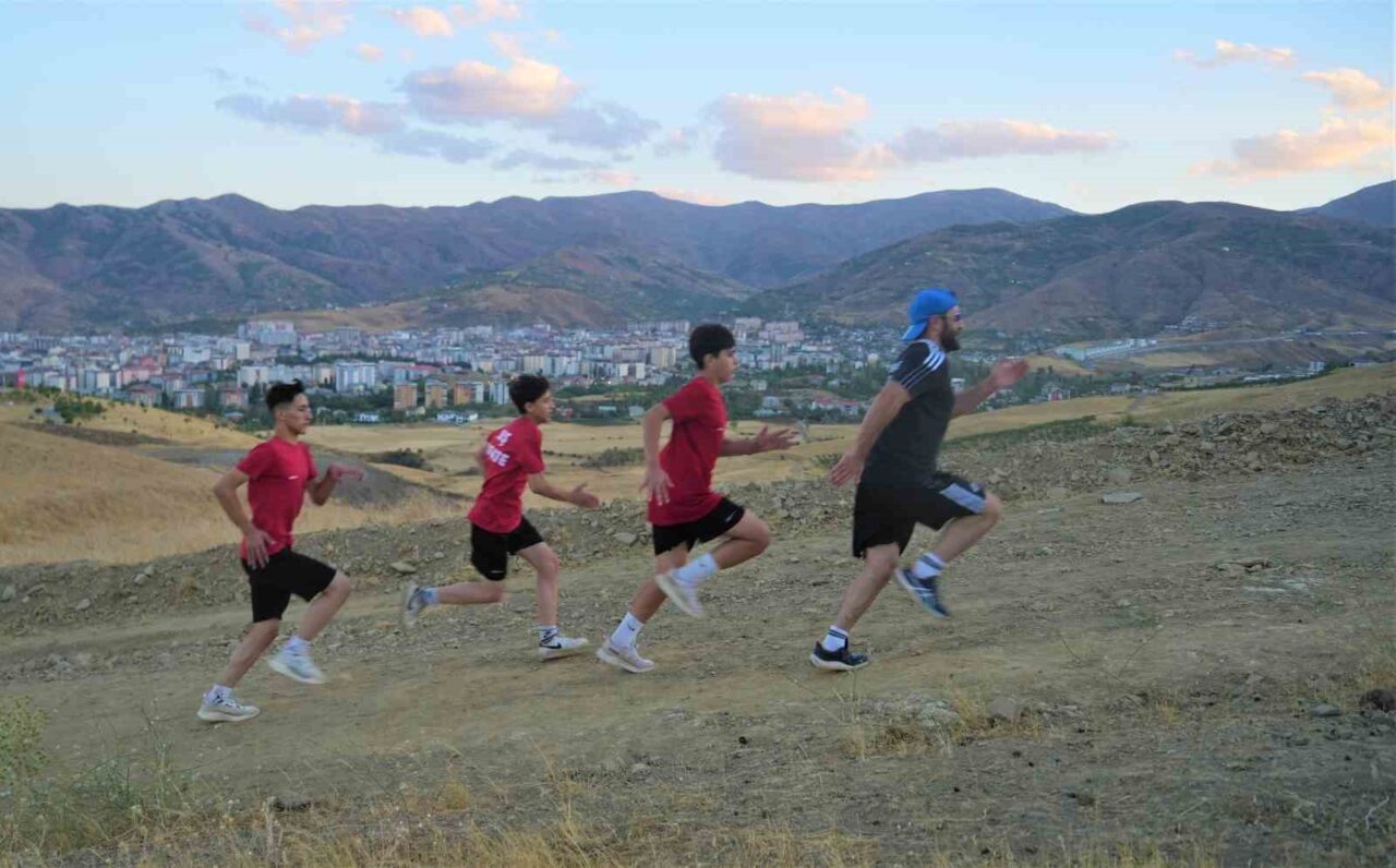 Muş’ta karate sporcuları, şampiyonalara hazırlık kapsamında dağ koşusu yaparak form