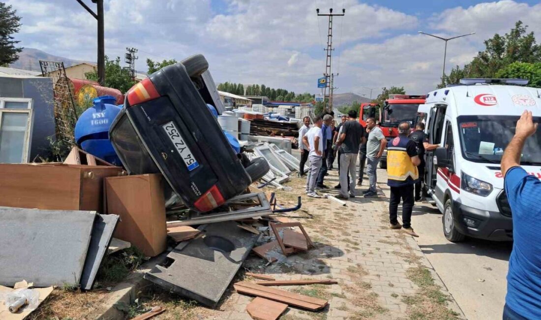 MUŞ (İHA) – Muş’ta kontrolden çıkan otomobilin hurda dükkanına daldığı