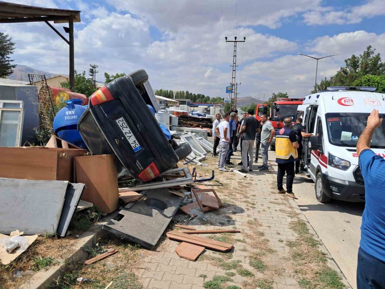 MUŞ (İHA) – Muş’ta kontrolden çıkan otomobilin hurda dükkanına daldığı