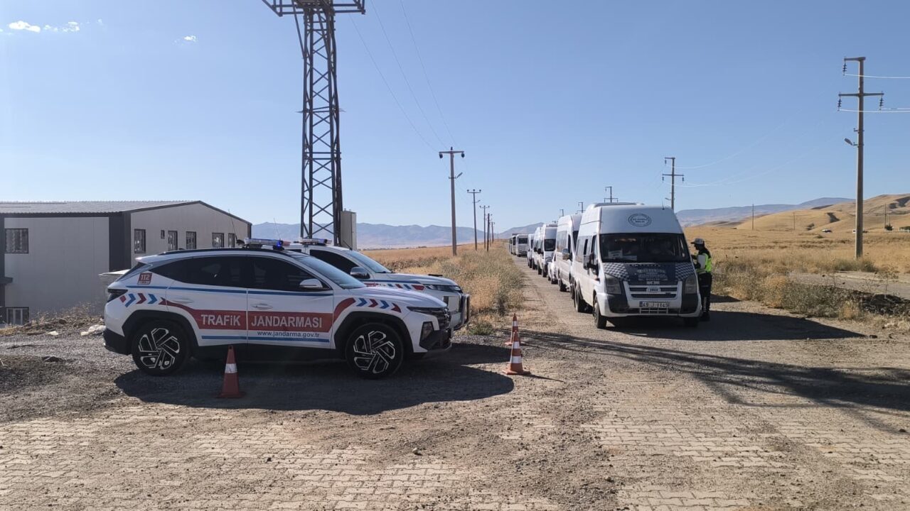 Muş İl Jandarma Komutanlığı Trafik Jandarma ekipleri, öğrencilerin güvenliği için