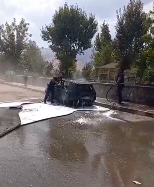 Muş-Bitlis karayolunda park halindeki otomobil yanarak kullanılamaz hale geldi. Muş-Bitlis