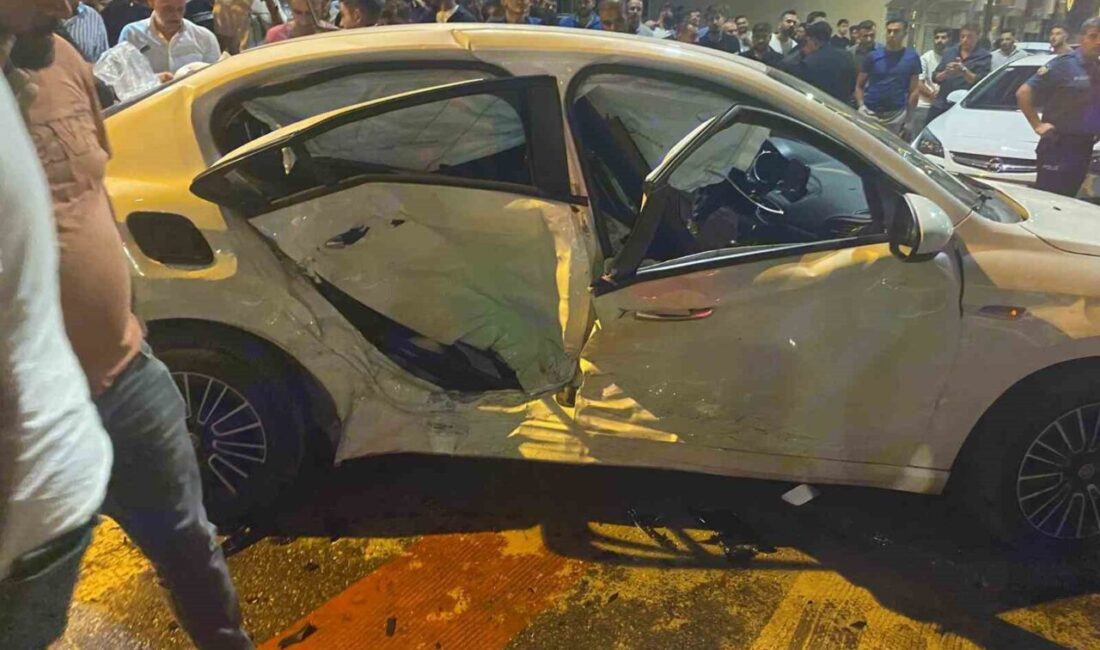 Muş’ta gece saatlerinde meydana gelen trafik kazasında 2 aracın çarpışması