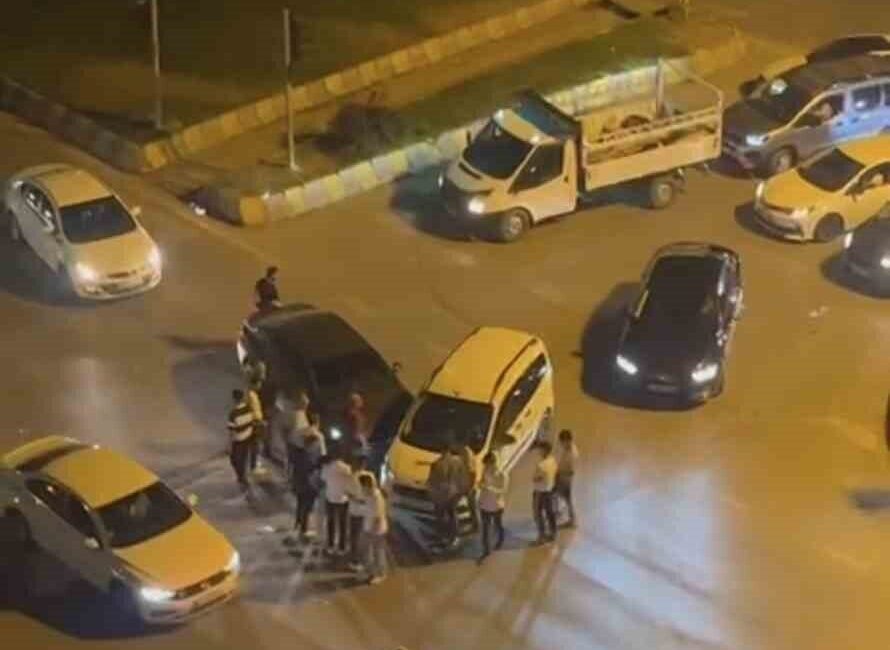 Muş’ta otomobil ile hafif ticari aracın çarpışması sonucu meydana gelen