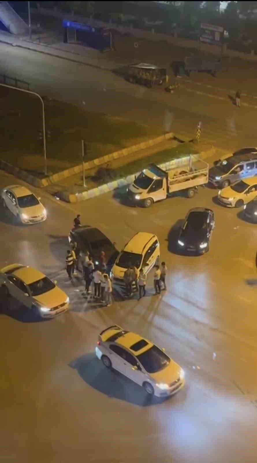 Muş’ta otomobil ile hafif ticari aracın çarpışması sonucu meydana gelen