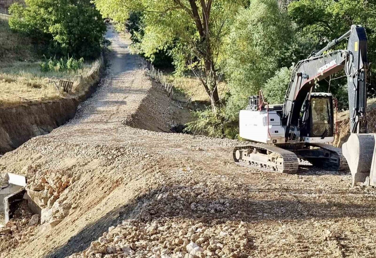 Muş İl Özel İdaresi tarafından kırsal bölgede yol genişletme, asfalt