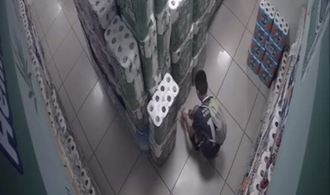 Bursa’da 10 yaşlarındaki bir çocuk, markette raftan kopardığı etiketi çakmakla