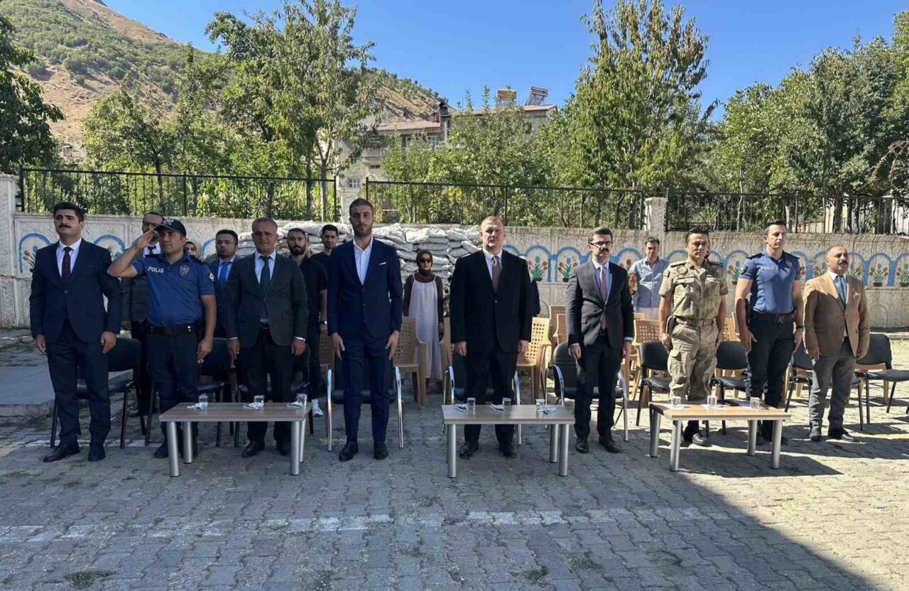 Bitlis’in Mutki ilçesinde ‘İlköğretim Haftası’ dolayısıyla tören düzenlendi. 2025-2026 eğitim-öğretim