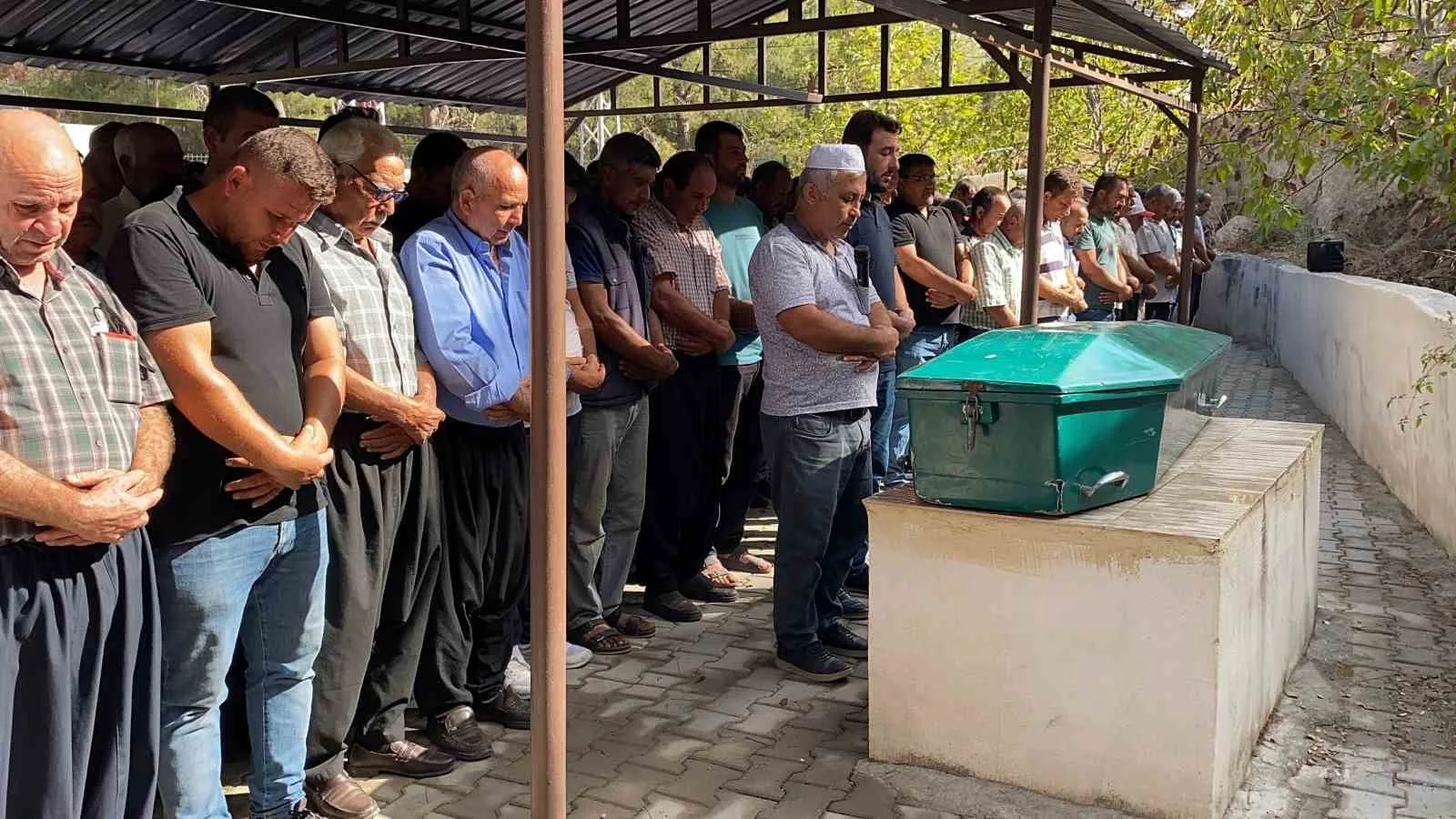 Mersin’in Erdemli ilçesinde ceviz toplarken elektrik akımına kapılıp ağır yaralanan