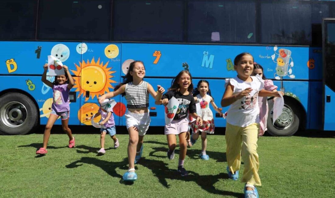 Nazilli Belediyesi’nin hayata geçirdiği Mobil Masal Bahçesi projesi, hem çocuklar