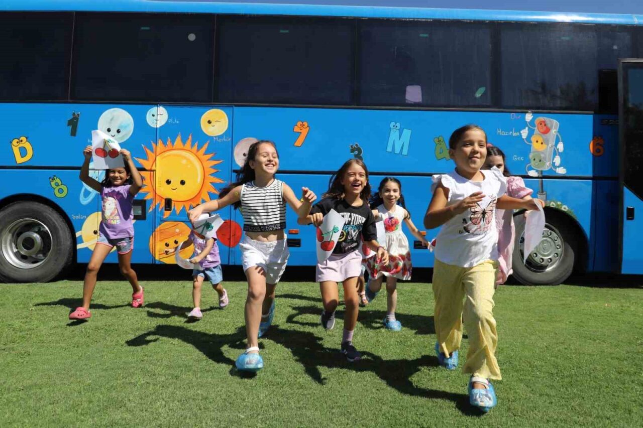 Nazilli Belediyesi’nin hayata geçirdiği Mobil Masal Bahçesi projesi, hem çocuklar