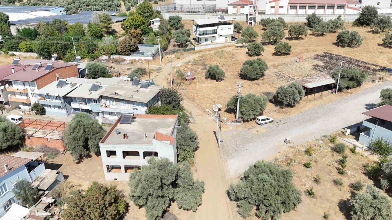 Nazilli Belediyesi, ilçenin farklı noktalarında eş zamanlı olarak sürdürdüğü yol