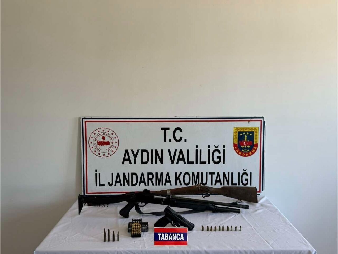 Aydın’ın Nazilli ilçesinde jandarma ekipleri tarafından bir evde yapılan aramada