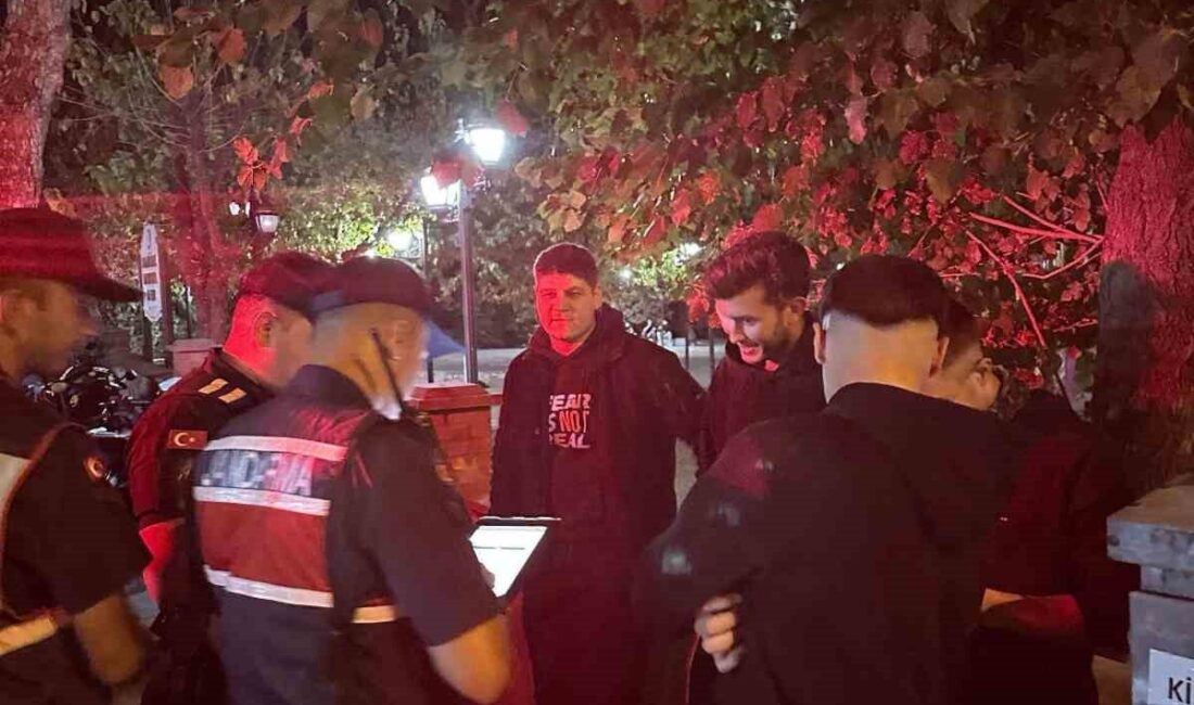 Nazilli İlçe Jandarma Komutanlığı Trafik Jandarması, vatandaşların yoğun olarak bulunduğu