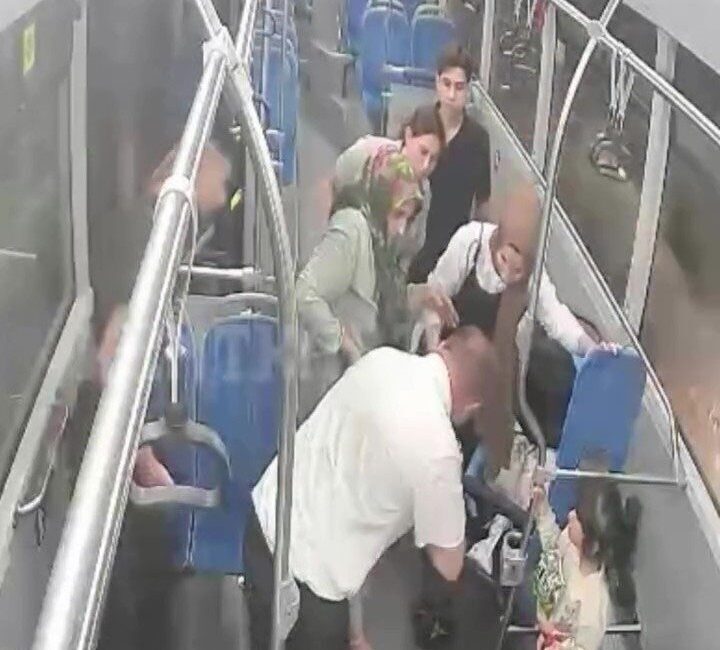 Kocaeli’de boğazına cips kaçan ve nefes alamayan çocuğa Heimlich manevrası