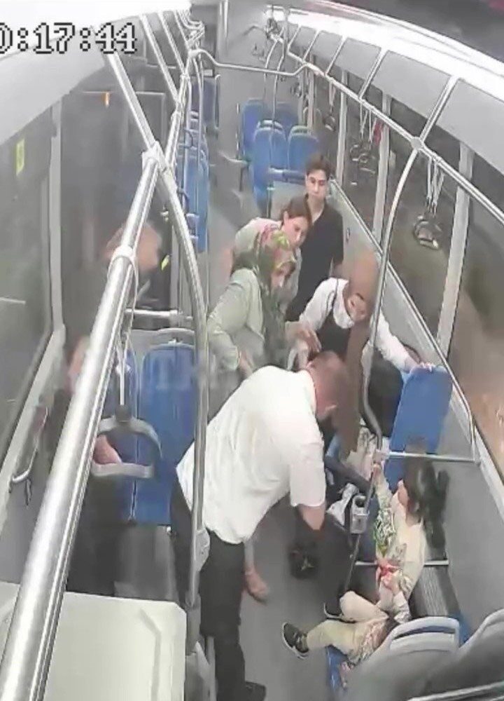 Kocaeli’de boğazına cips kaçan ve nefes alamayan çocuğa Heimlich manevrası