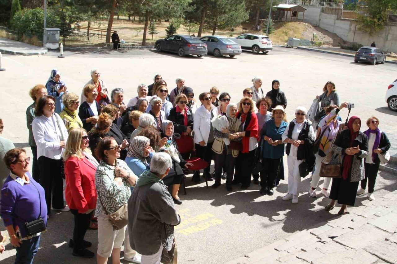 50 yıl önce aynı sıralarda eğitim gören Erzurum Nenehatun Kız