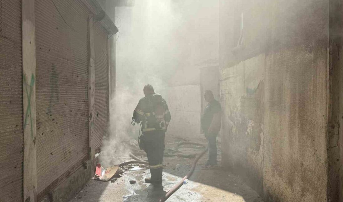Diyarbakır’ın Sur ilçesinde bulunan içerisinde ayakkabıların bulunduğu 5 katlı depoda