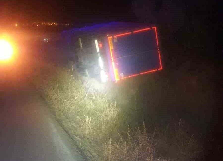 Nevşehir’de meydana gelen kazada şarampole devrilen kargo kamyonunda sürücü hayatını