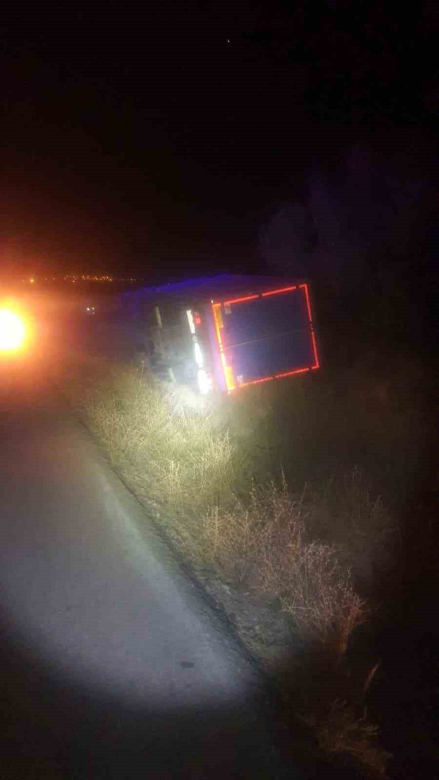 Nevşehir’de meydana gelen kazada şarampole devrilen kargo kamyonunda sürücü hayatını