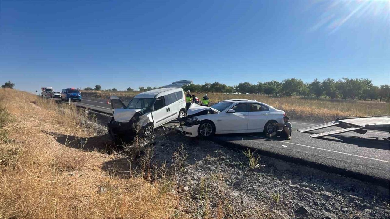 Nevşehir’de hafif ticari araç ile otomobilin kafa kafaya çarpışması sonucu