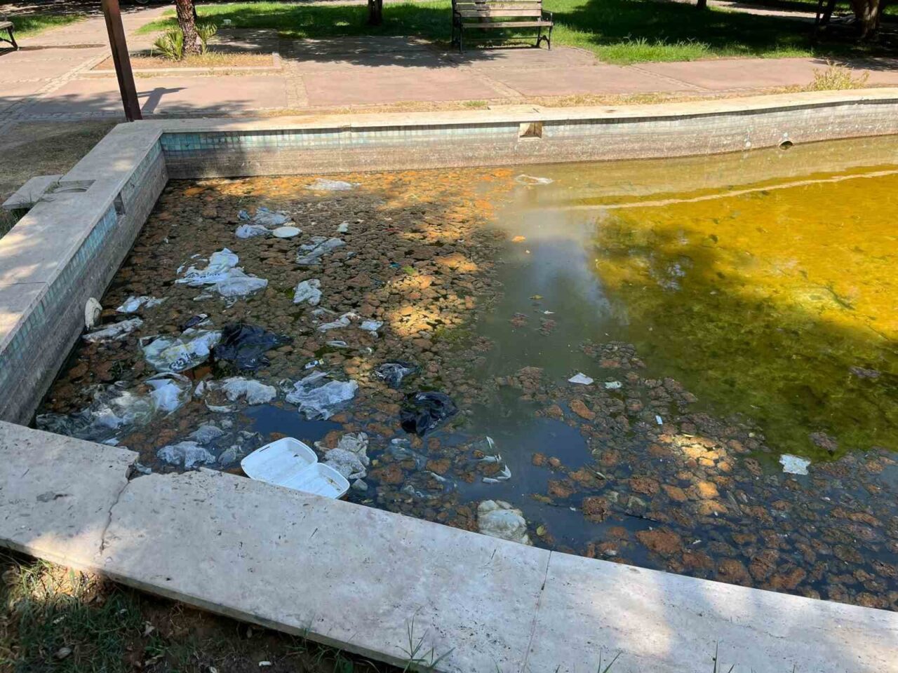 Aydın’ın Efeler ilçesinde şehir merkezinde bulunan Nevzat Biçer Parkı, bakımsızlık