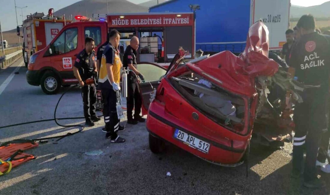 Niğde’de emniyet şeridindeki çekicinin römorkuna çarpan otomobildeki 2 kişi yaşamını