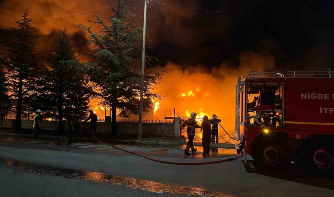Niğde Organize Sanayi Bölgesi’nde bir fabrikada yangın çıktı. Ekiplerin yangına