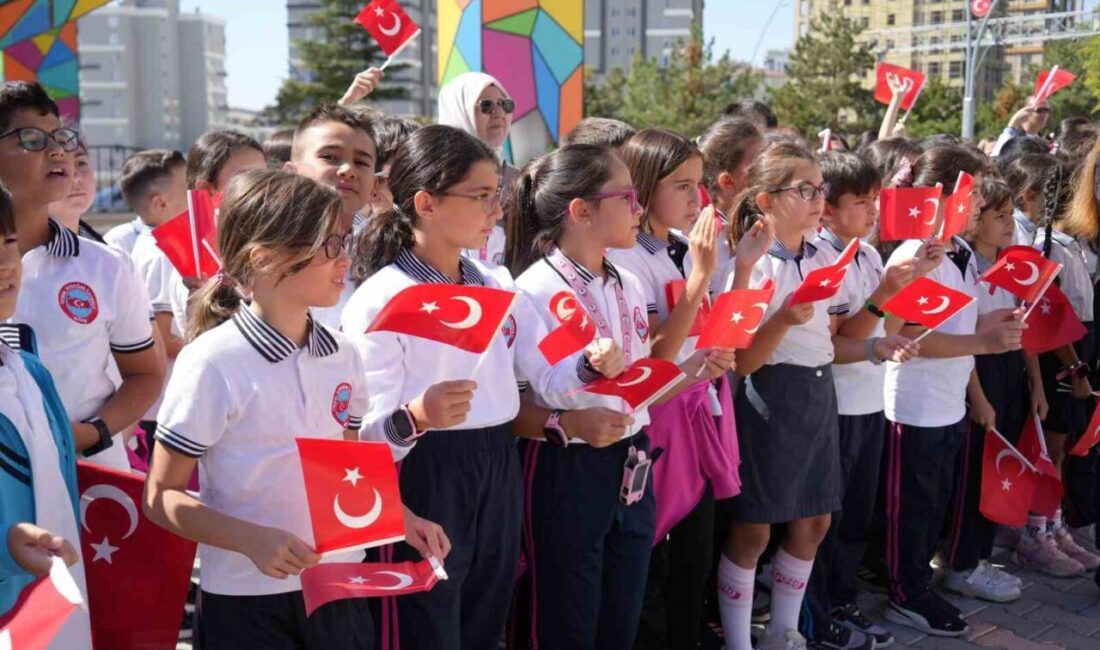 Niğde’de İlköğretim Haftası Kemal Aydoğan İlkokulu’nda düzenlenen törenle kutlandı. Saygı