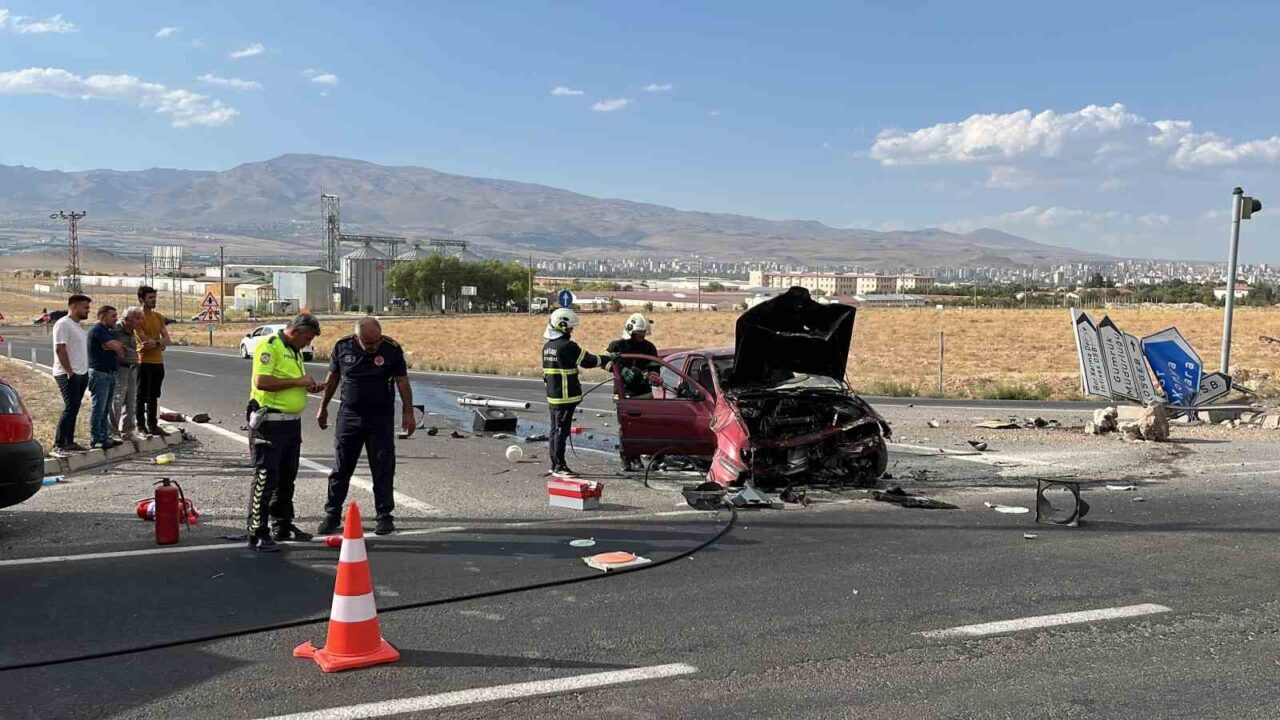 Niğde’de kontrolden çıkan otomobilih refüje çarptığı kazada sürücü yaralandı. Edinilen