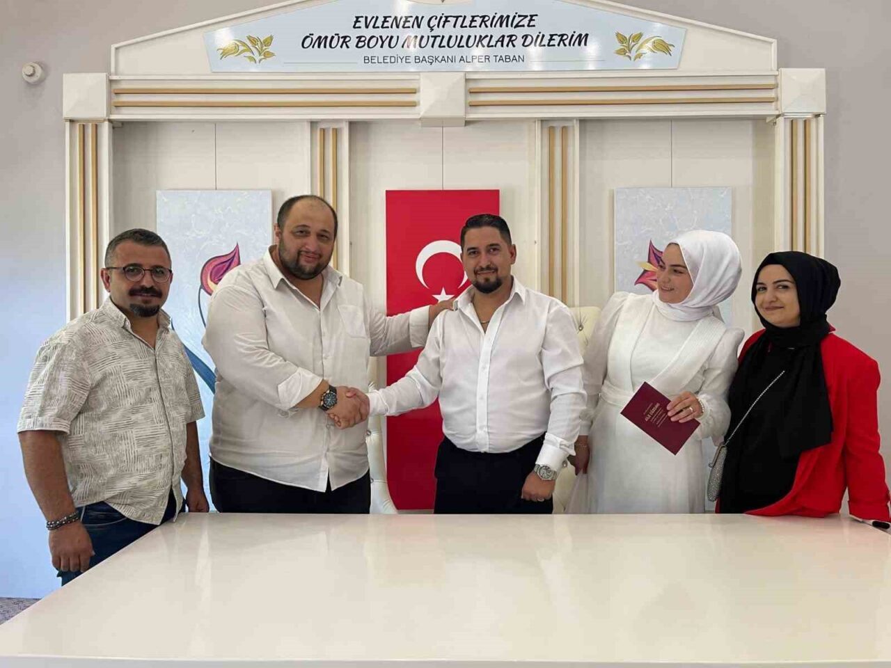 Bursa’nın İnegöl ilçesinde nikahlarına geç kalan çift, en önemli anlarına