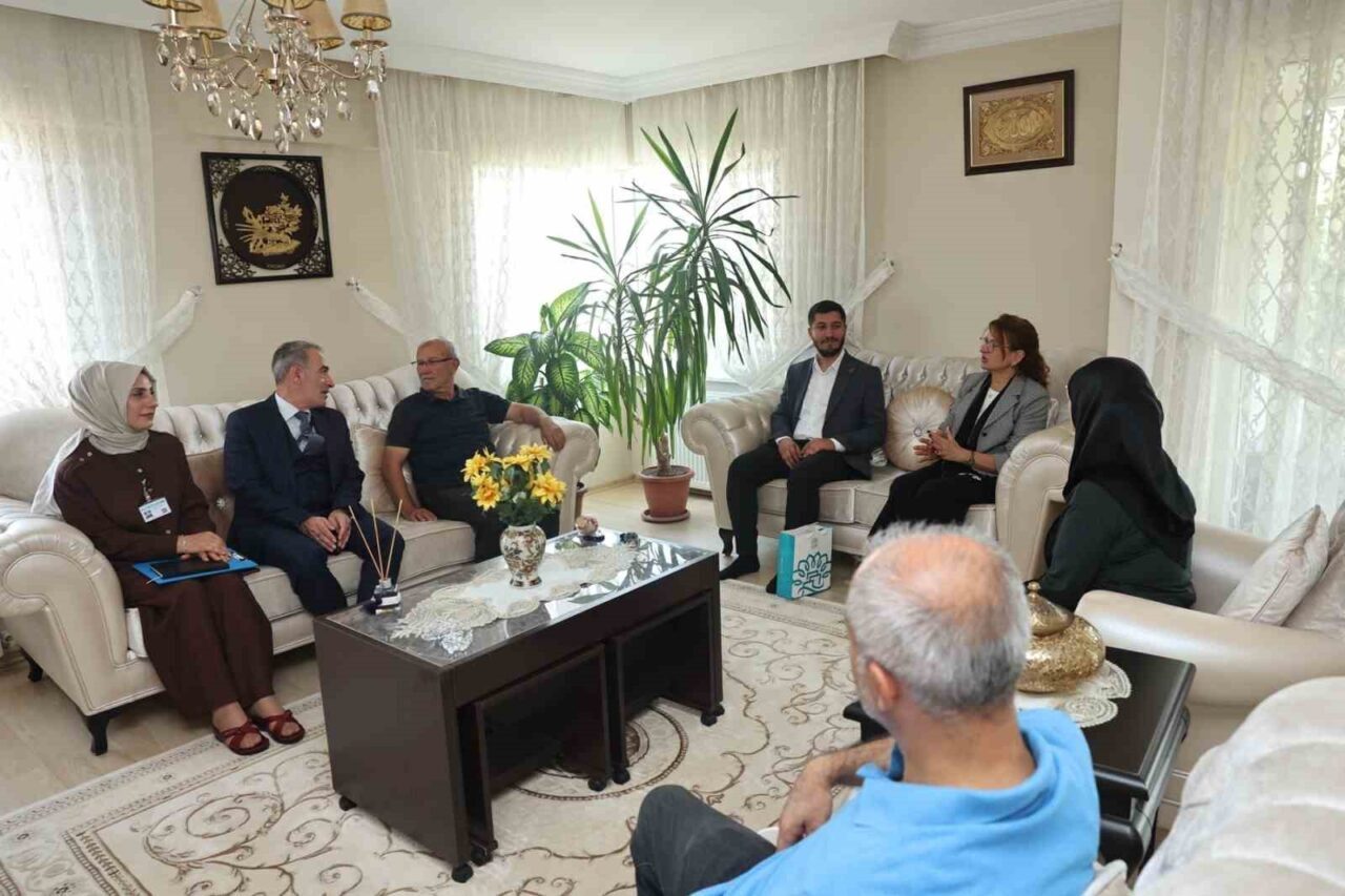 Nilüfer Belediyesi yetkilileri gazileri ziyaret etti. Nilüfer Belediyesi, “Gaziler Haftası”nda