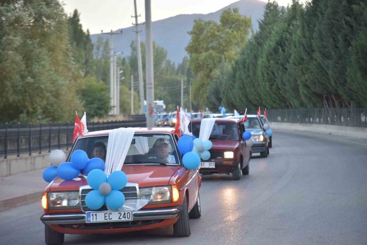 Bilecik’te gerçekleştirilen toplu sünnet şöleninde hediye bisikletlerine kavuşan çocuklar gönüllerince