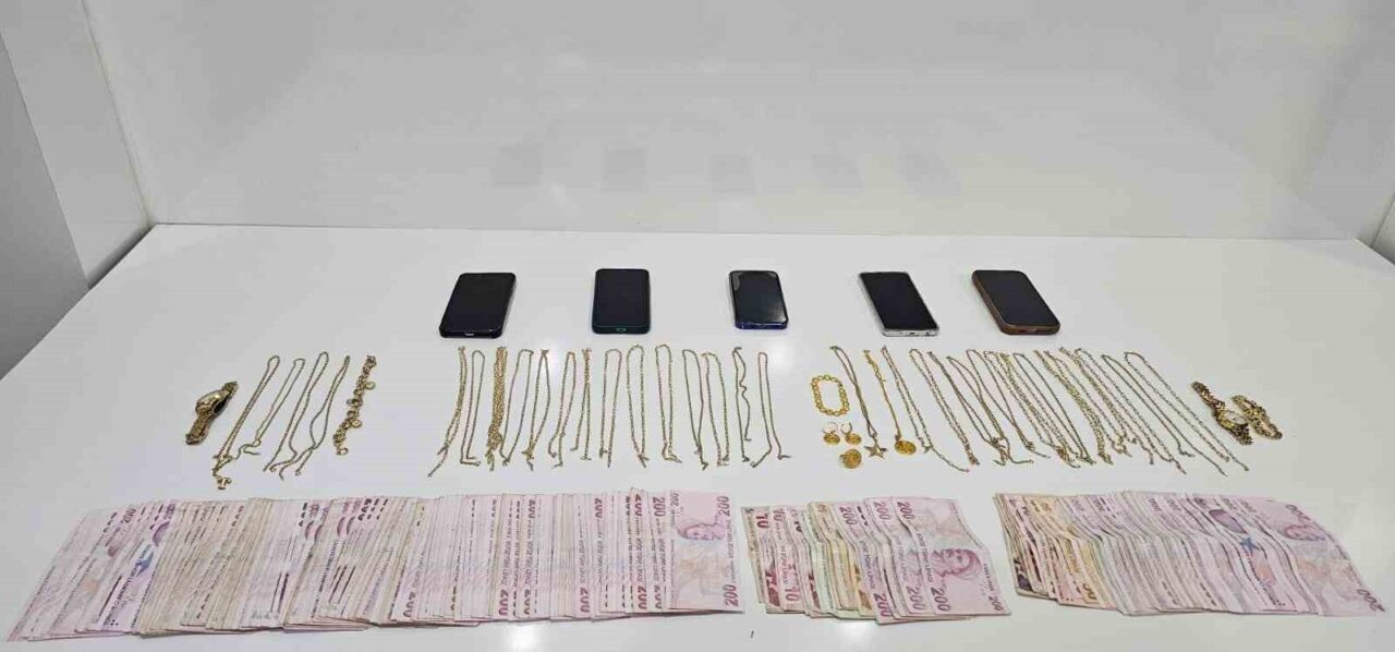 Mersin’de kuyumcuları dolandıran 3’ü kadın 4 şüpheli polis operasyonuyla yakalandı,