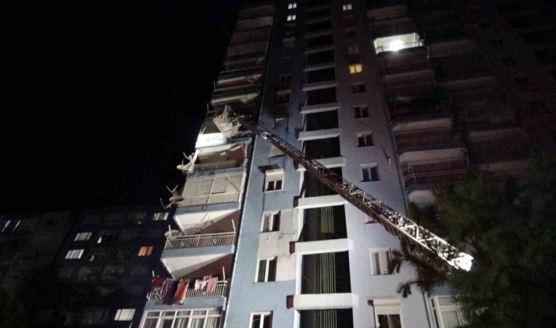 Antalya’da ocakta unutulan yemek yangına neden oldu. Merdiven boşluğunu kaplayan