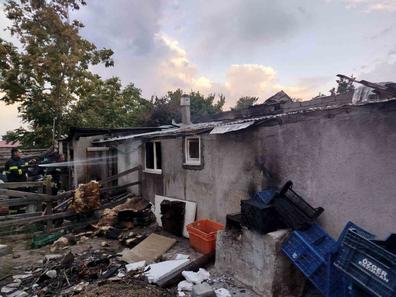 Erzincan’da odunlukta çıkan yangın itfaiyenin müdahalesiyle söndürüldü. İzzetpaşa Mahallesi 848