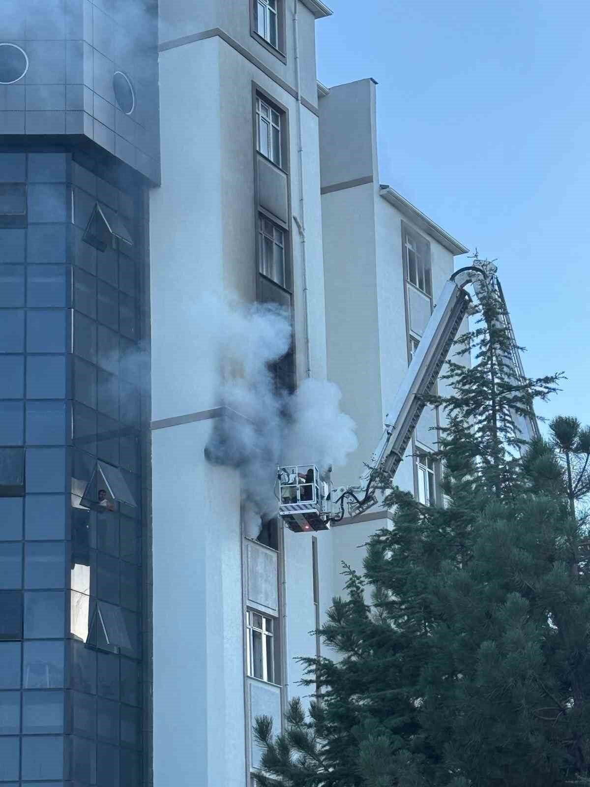 Kahramanmaraş’ın Elbistan ilçesinde bir özel öğrenci yurdunda çıkan yangın, itfaiye