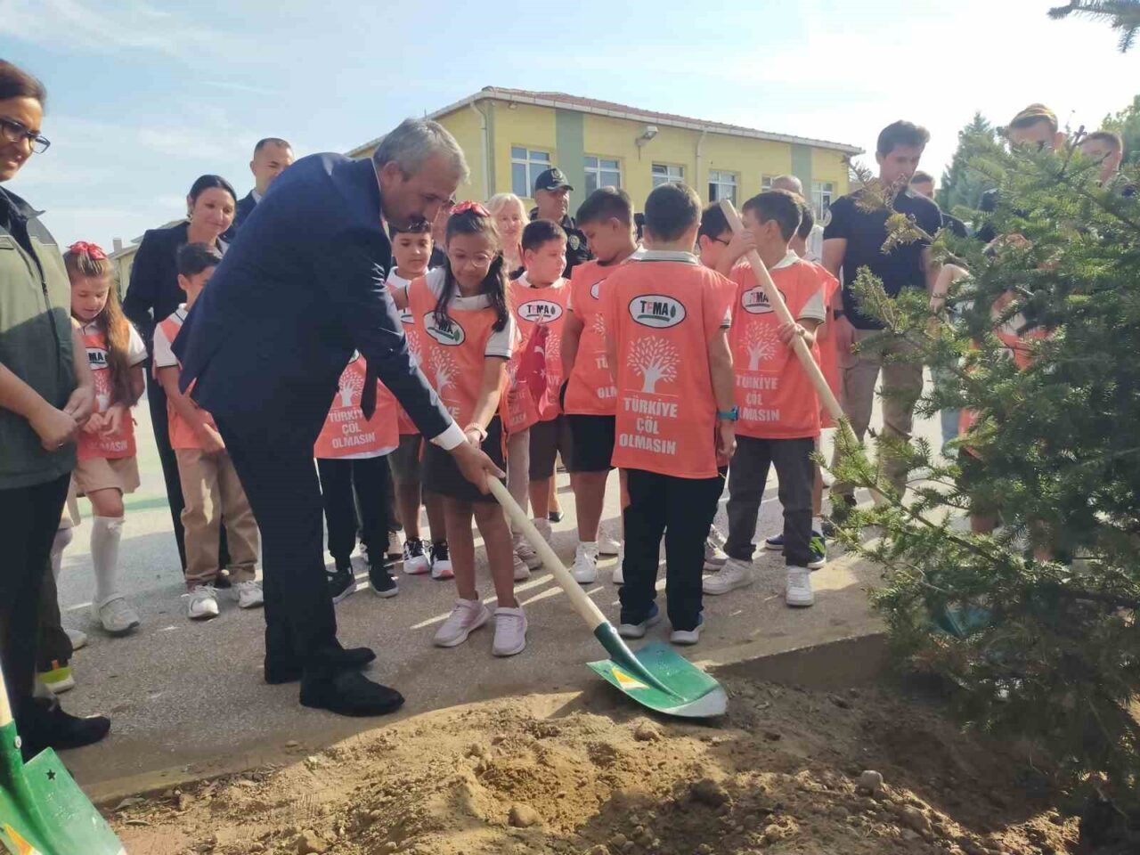 Edirne’de okulun ilk günü öğrenciler Edirne Valisi Yunus Sezer ile